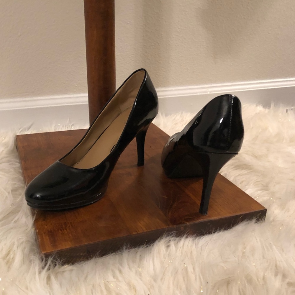 Beautiful 3 1/2 in Black Pumps